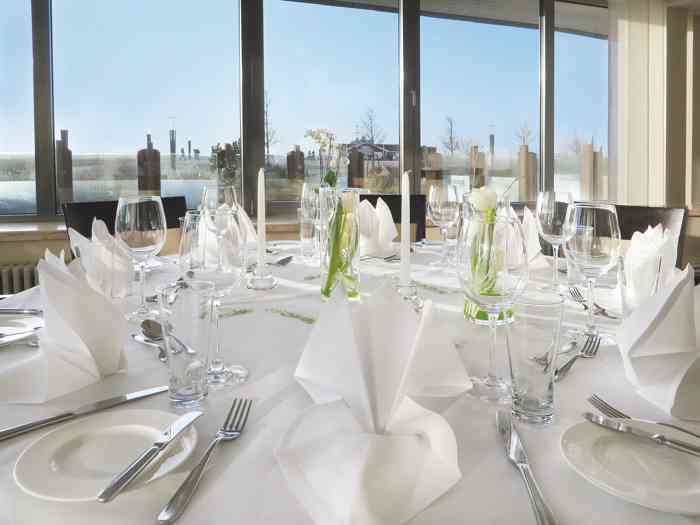 Weiß eingedeckter Tisch und Meerblick im Ambassador Hotel & Spa in St. Peter Ording