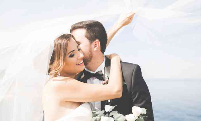 Brautpaar vor Meer der Hochzeitslocation ambassador hotel & spa