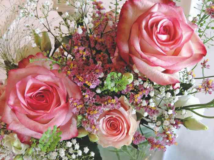 Blumendekoration mit Rosen der Hochzeitslocation ambassador hotel & spa