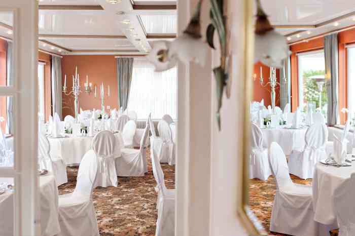 Hochzeitslocation Strauers Hotel am See, Saal weiss eingedeckt