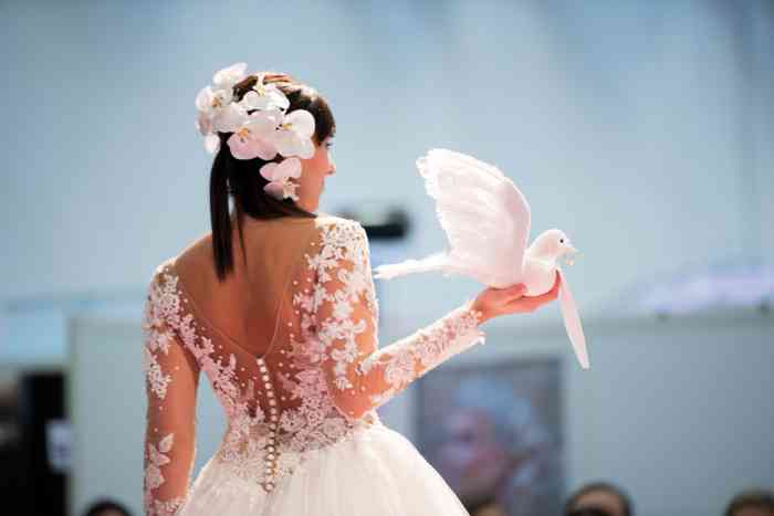 Auf der Hochzeitsmesse werden die schönsten Brautkleider der aktuellen Saison präsentiert. Die verschiedenen Brautmodengeschäfte und Designer beraten und informieren Sie gern.