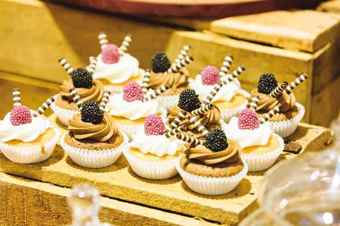 Die Konditoren auf der Hochzeitsmesse verwöhnen die Messebesucher mit kleinen Köstlichkeiten. Mit ein bisschen Glück, gibt es auch in diesem Jahr süße Cupcakes mit Topping zu probieren.