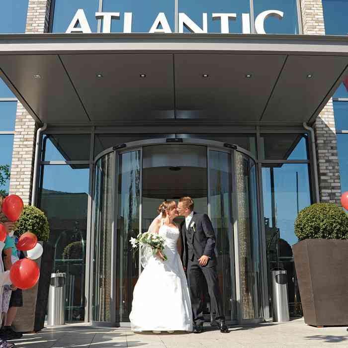 Atlantic Hotel Kiel Eingang mit Brautpaar