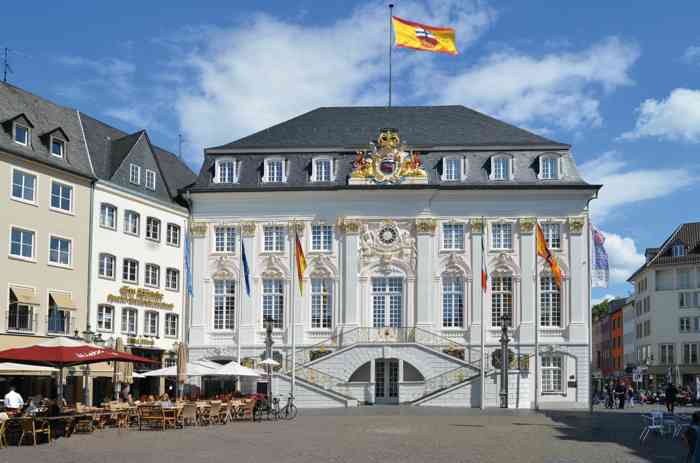 Im Trauzimmer des Alten Rathauses Bonn finden 25 bis 100 Gäste Platz. Eheschließungen werden auch samstags angeboten.Die Nutzungspauschale beträgt 15,00 Euro und die Auslagenpauschale für Samstagstrauungen beträgt 200,- Euro.