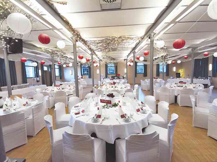 Der Festsaal der Hochzeitslocation Pellegrini in Weiß und Rot dekoriert.