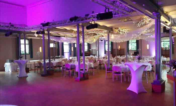 Beleuchteter Festsaal der Hochzeitslocation Restaurant Pellegrini.