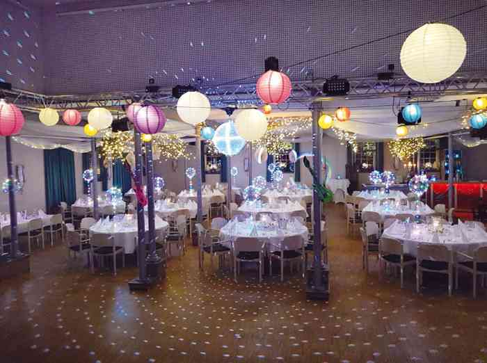 Beleuchteter Festsaal der Hochzeitslocation Restaurant Pellegrini.