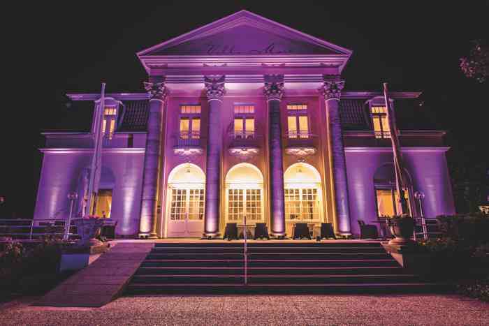 Beleuchtete Fassade der Hochzeitslocation Villa Mare.