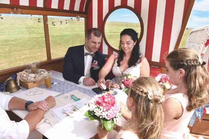 Heiraten im Standkorb auf dem Deich von Pellworm.