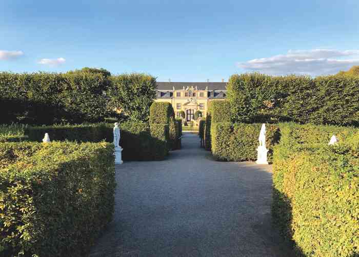 Gartenanlage mit offiziellen Trauort des Standesamt Hannover Galerie Herrenhausen mit Gebäude im Zentrum.