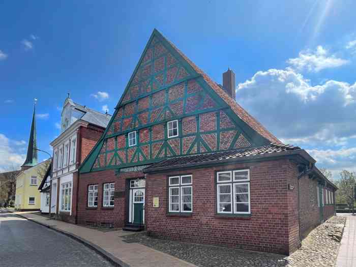 Das Humburg Haus in Barmstedt liegt gleich neben Kirche und Standesamt.