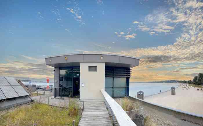 Trauort und Hochzeitslocation ist das Ostsee-Info-Center am Strand von Rendsburg. Blick auf Ostsee und Strand.