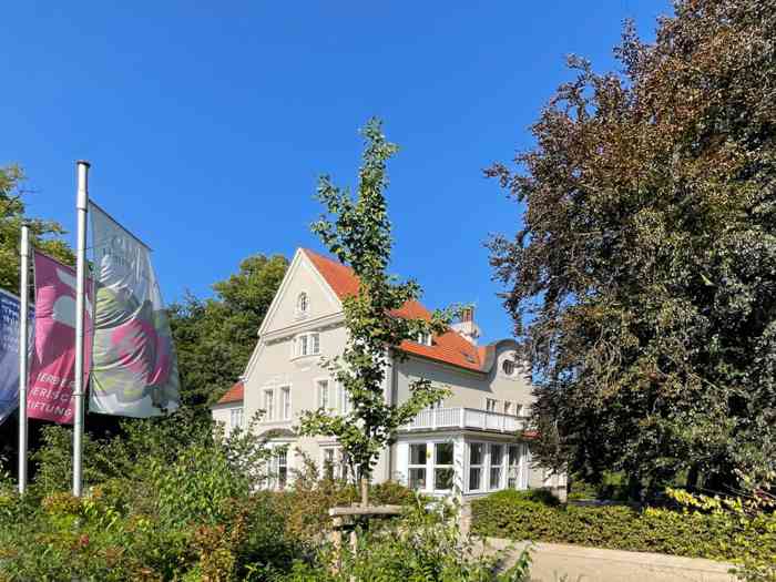 Hochzeitslocation und Trauort des Standesamtes ist die Villa Wachholtz. Ansicht von der Straßenseite.