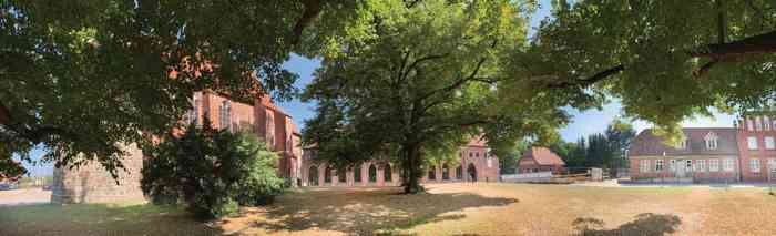 Dorfkirche Kloster und Polizeistation Zarrentin