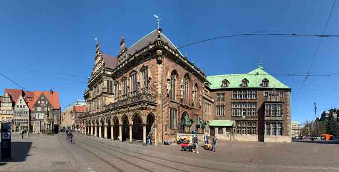 Das Bremer Rathaus liegt mitten in der Bremer Altstadt an der Nordostseite des Marktplatzes. 