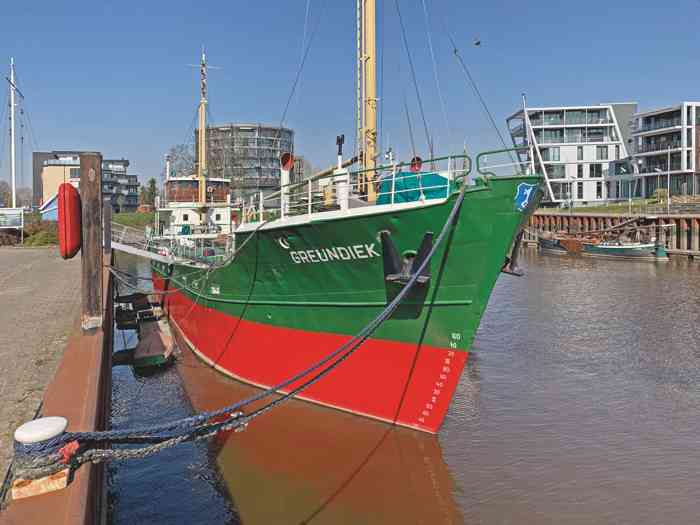 Das Museumsschiff Greundiek im Stader Stadthafen.