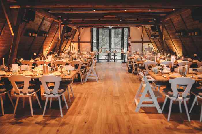 Der Festraum in der Hochzeitslocation Schafstall am Heidegarten ist für bis zu 130 Gäste geeignet.