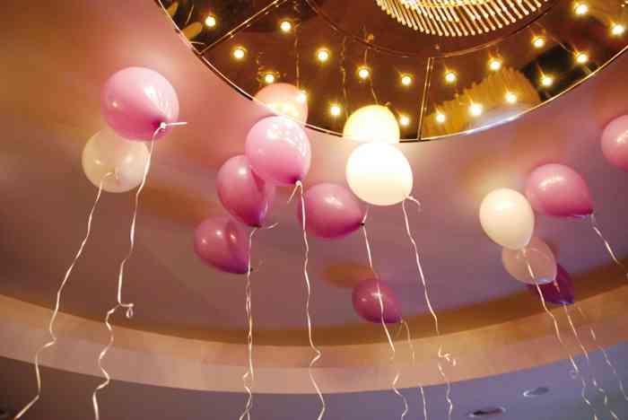 Luftballons in der Lobby des Parkhotel Ahrensburg.