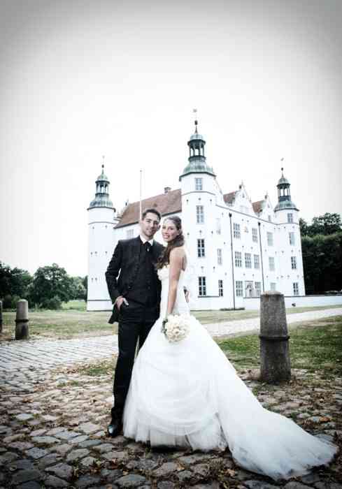 Brautpaar vor dem Schloss Ahrensburg.