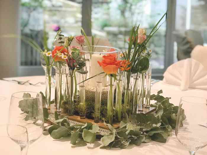 Tischdekoration mit vielen verschiedenen Blüten im Parkhotel Ahrensburg.