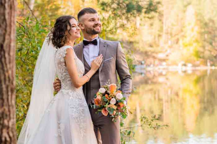 mann-im-grauen-anzug-und-frau-im-weissen-hochzeitskleid