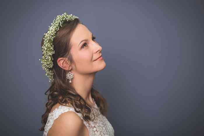 Braut mit Blumenhaarkranz gestylt von Donner Visagistik