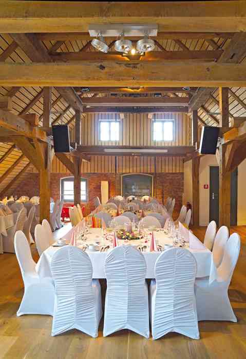 Tafel mit weissen Hussen im historischen Kornspeicher