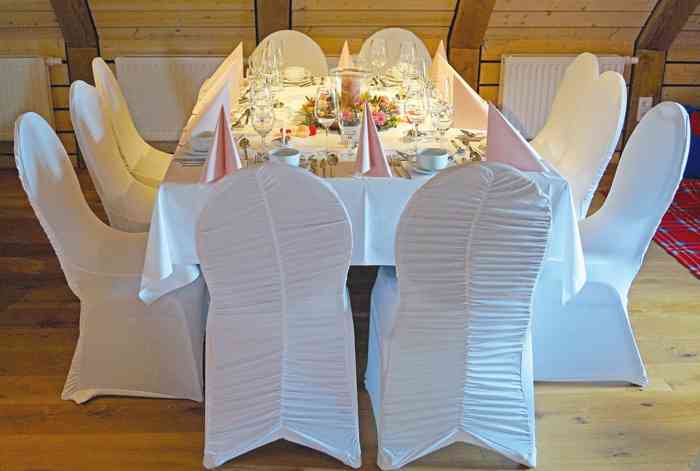 Tafel mit weissen Hussen im historischen Kornspeicher