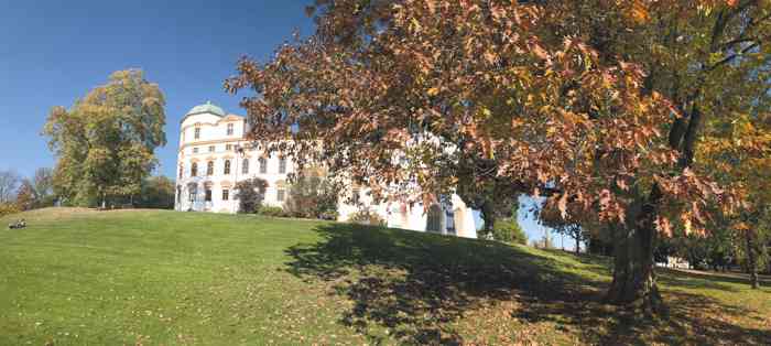 Herbstliche Parkanlagen um das Residenzschloss Celle.