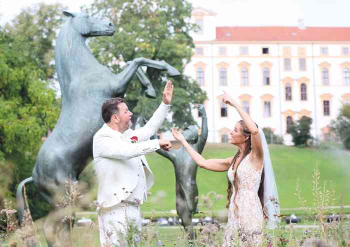 Hochzeitspaar im Park des Residenzschloss Celle