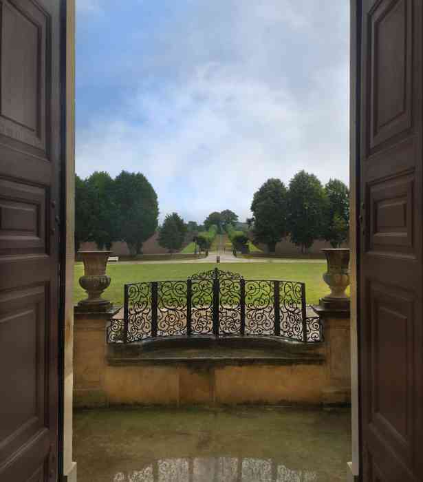 Ausblick vom Gartensaal des Schlosses Bothmer zur Festonallee.