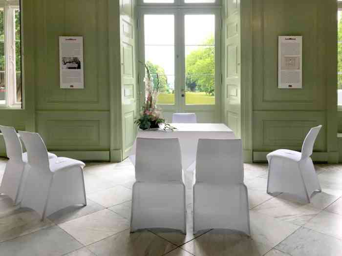 Der historische Gartensaal des Schlosses Bothmer hat inklusive Hochzeitspaar und Trauzeugen Platz für 47 Personen.