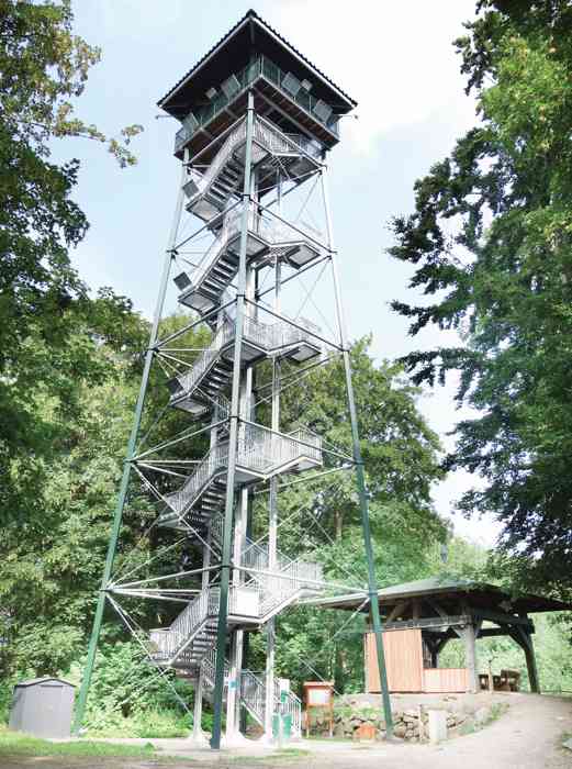 Holzbergturm in Neversfelde auf einer Hügelkuppe.