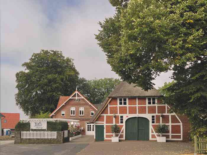 Das Landhaus Westerhof liegt im Kreis Rosengarten und verfügt über eine Scheune für Trauungen und einen Festsaal für 75 bis 120 Personen.