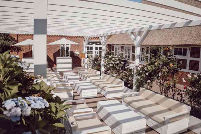 Loungebereich im Freien der Hochzeitslocation Landhaus Westerhof