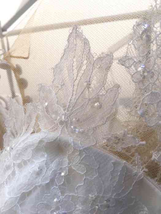 Wediva zeigt Brautkleider mit wunderschöner Spitze.