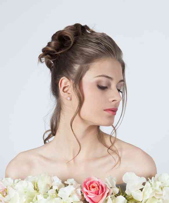 Brautstyling, Haare hochgesteckt mit gelockten Strähnchen