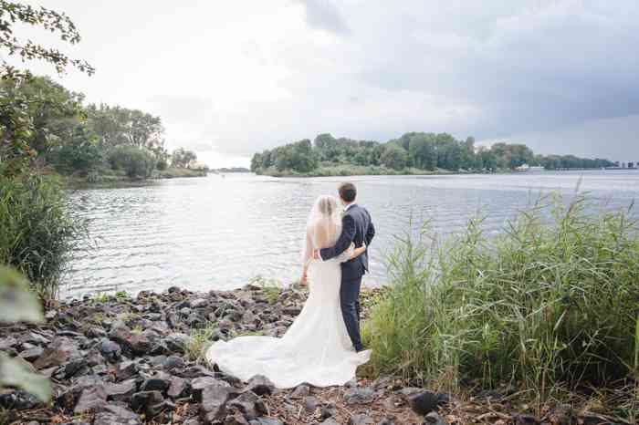 Hochzeitsfoto von Kerstin Dudler Brautpaar vor See