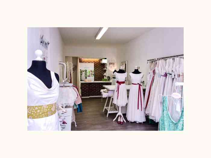 Moderne Brautkleider mit farbigen Schärpen im Atelier elementar.