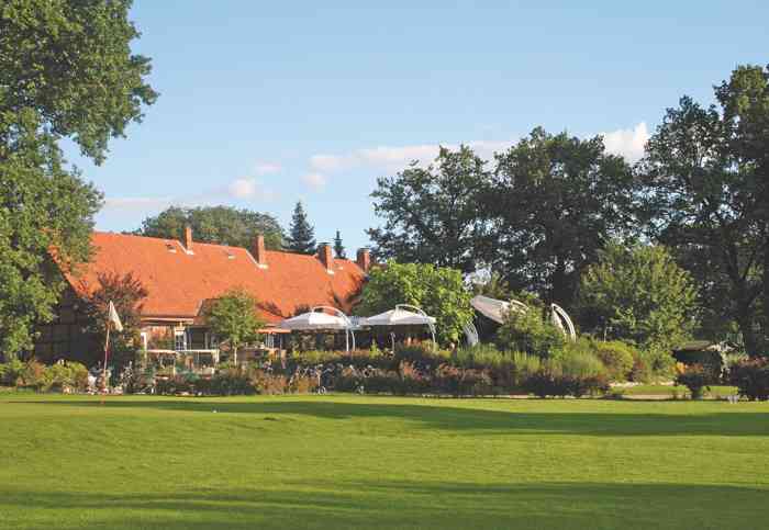 HELD - Golfanlage Bad Bevensen Fachwerkgebäude mit Terrasse