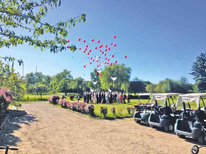 HELD - Golfanlage Bad Bevensen Hochzeitsgesellschaft auf dem Rasen lässt rote Luftballons steigen