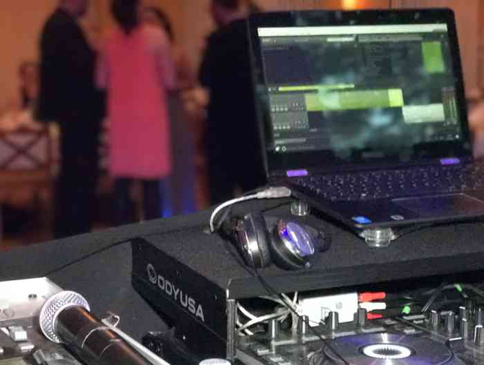 Professionelles Equipment - DJ Michael legt mit Pioneer DDJ-SX2 Konsole mit Serato DJ Software auf.