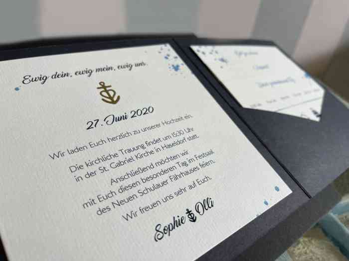 „Ewig dein, ewig mein, ewig uns.“ Das Versprechen des Hochzeitspaares auf feinstem Karton.