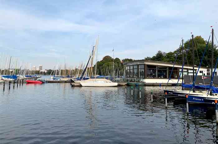 Der Pavillon der Location Alsterlounge mit Bootsanleger und Steg für Segelboote.