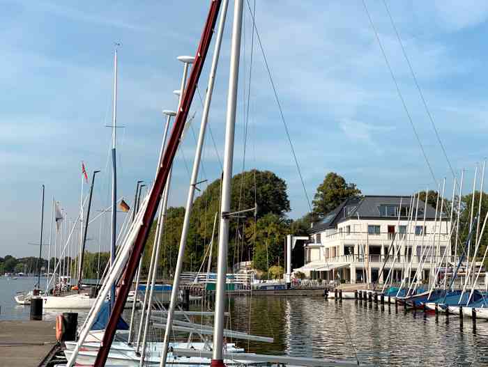 Das NRV Clubhaus an der Alster mit Bootssteg und Segelbooten.