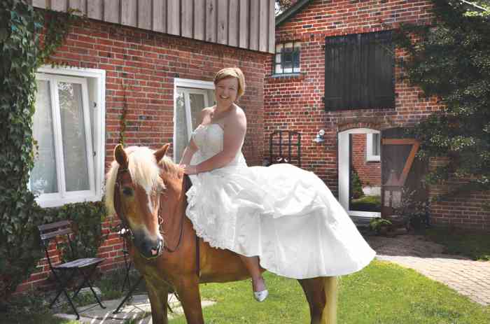 Braut auf einem Pferde auf dem Pferde- und Gästehof Rehedyk.