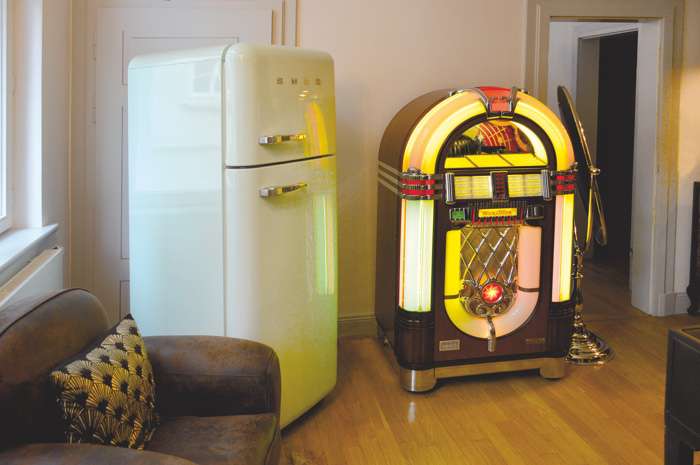 Herrenzimmer bei bleib treu mit Retro-Kühlschrank, Jukebox und Lounge Sesseln