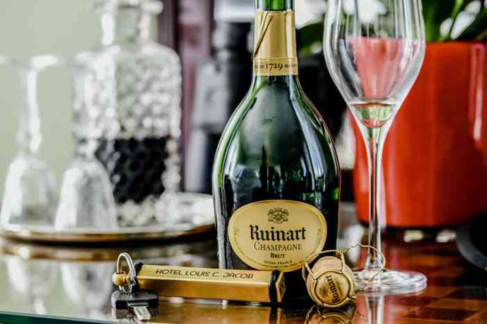 Flasche Champagner Ruinart mit Gläsern auf einem festlichen Tisch.
