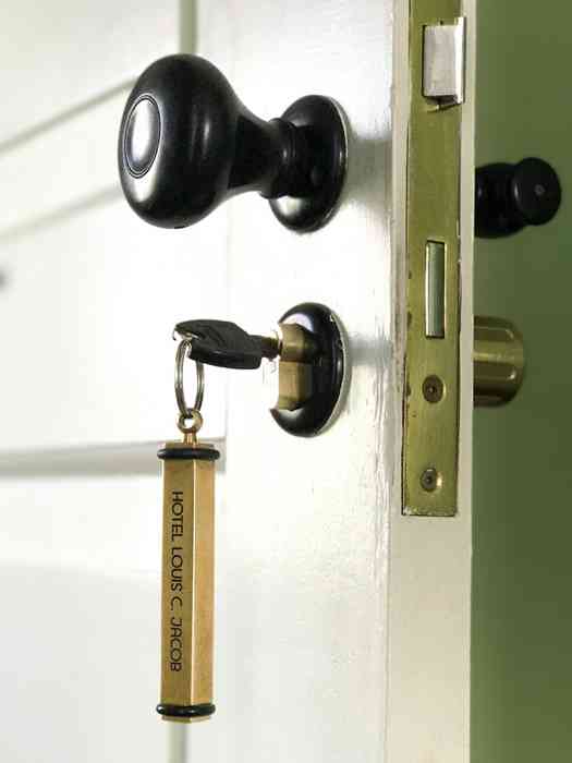 Tür mit Türschlüssel des Hotel Louis C. Jacob.