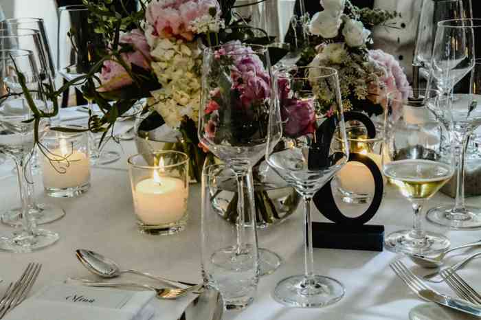 Festlich gedeckter Hochzeitstisch mit Kerzen und Blumendekoration.